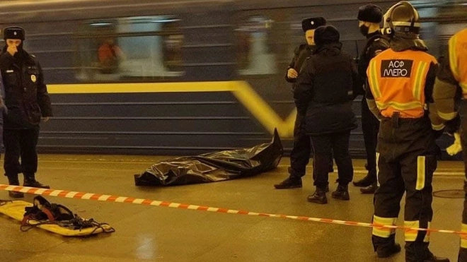 Упавший на пути первой линии метро пассажир погиб