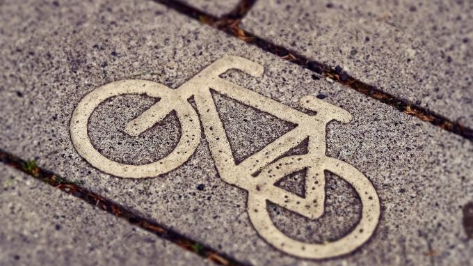 Велодорожку на проспекте Большевиков достроят к концу осени