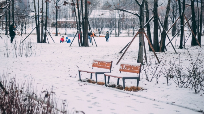 У мужчины диагностировали обморожение конечностей после сна на остановке в Киришском районе