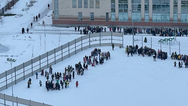 В Калининском районе школьников массово выводят на улицу из-за сообщений о заминировании
