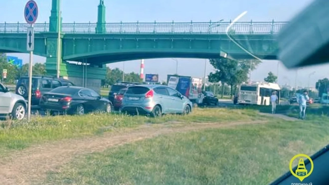 На Пулковском шоссе образовалась пробка из-за ДТП с автобусом