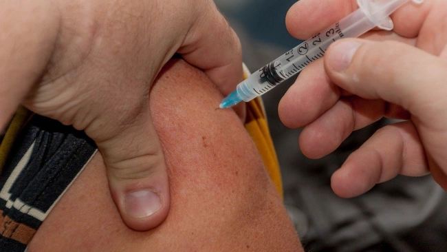 Власти Израиля рекомендовали пожилым сделать четвертую прививку от COVID-19