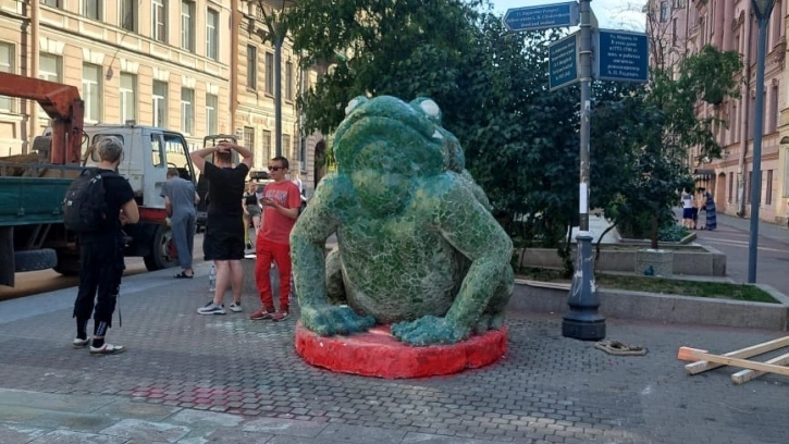 В Петербурге появилась скульптура в виде большой жабы