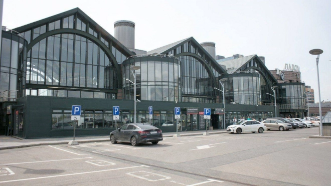 С 1 июня парковка на Ладожском вокзале в течение 10 минут станет бесплатной