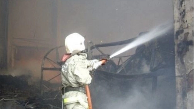 Спасатели тушили ночью склад на Киевской