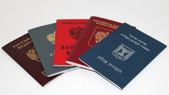 ВЦИОМ: 59% россиян не хотят менять паспорт на электронный 
