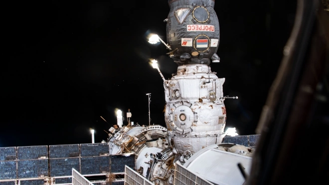 В Роскосмосе заявили об отсутствии опасности столкновения космического мусора с МКС