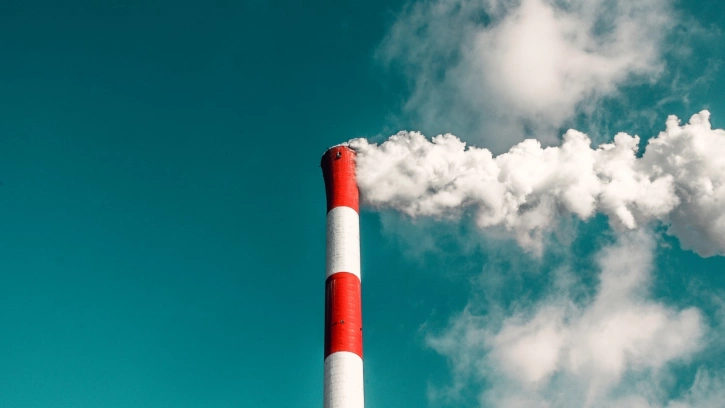 В Петербурге выявили загрязняющие выбросы над заводом "Петросталь"