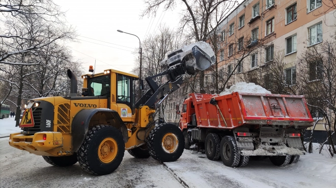 За сутки с петербургских дорог и улиц вывезли более 54,5 тысяч кубометров снега