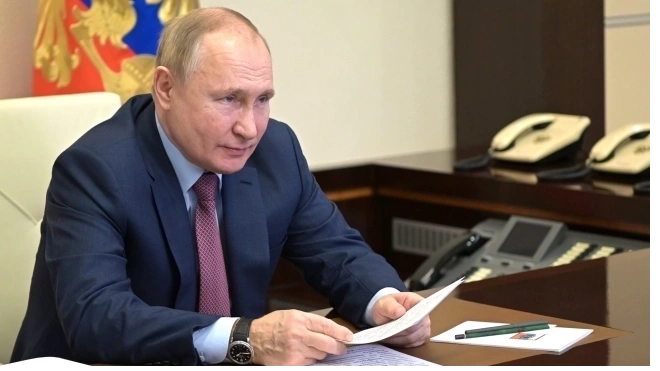 Путин принял участие в подъеме флага на новых рыболовецких судах : мнение экспертов