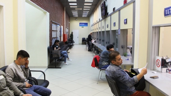 Посетители Единого миграционного центра в Петербурге пожаловались на длинные очереди 