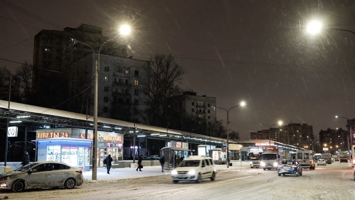 У станции метро "Проспект Ветеранов" появились новые современные светильники 