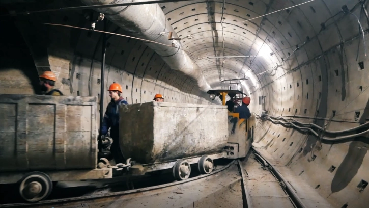 В Петербурге завершилась проходка тоннеля на станции метро "Театральная" 