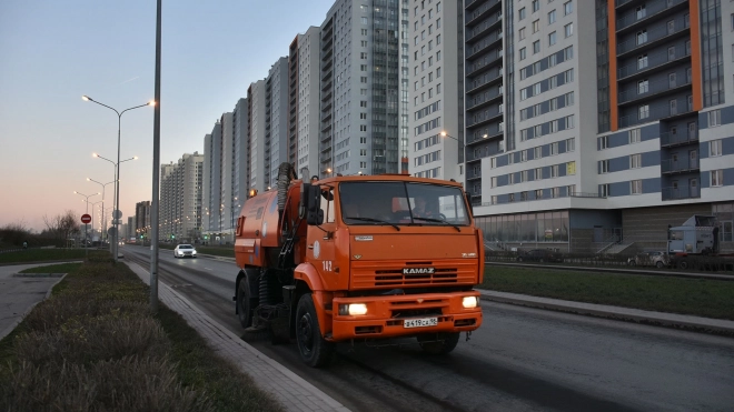 На улицах Петербурга в понедельник работают 575 уборочных машин