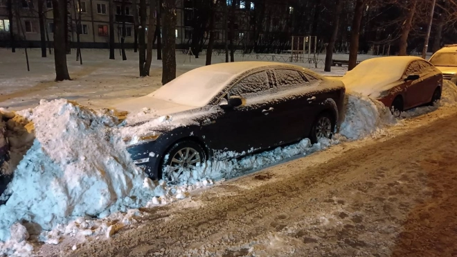 Петербуржцев вновь попросили пересесть на общественный транспорт из-за снегопада