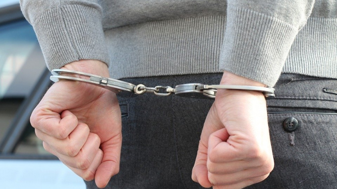 Два подростка ограбили мужчину в Гатчине