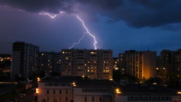 В Петербурге пантограф сорвался с трамвая и упал на такси