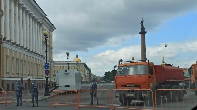 Дворцовую площадь закрыли на дезинфекцию перед акцией солидарности с хабаровским протестом