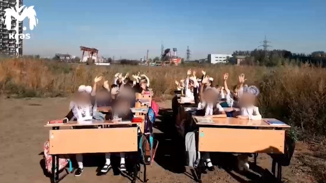 Жители Красноярска посадили своих детей за школьные парты на пустыре