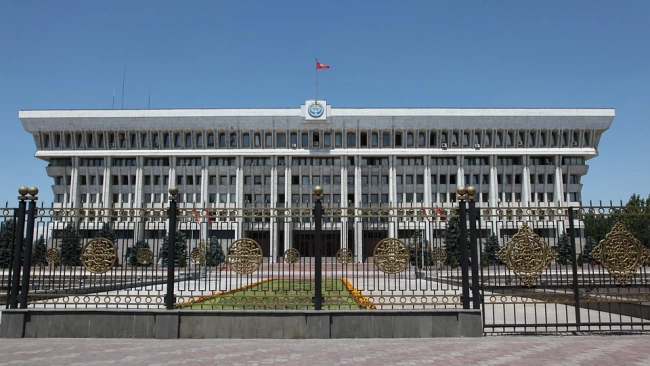Президент Киргизии призвал людей прекратить пустую трату денег