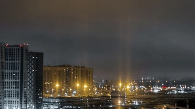 В ночь на 11 января в Петербурге заметили световые столбы