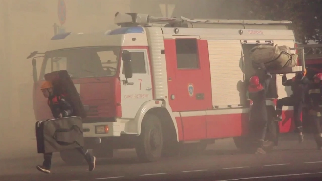 В Невском районе загорелось здание автосервиса