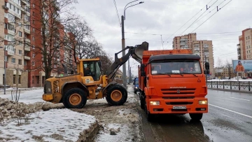 Почти 200 тысяч кубометров снега и наледи вывезли с улиц Петербурга за прошлую неделю 