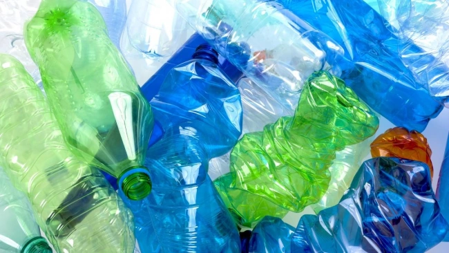 В России могут запретить цветные пластиковые бутылки