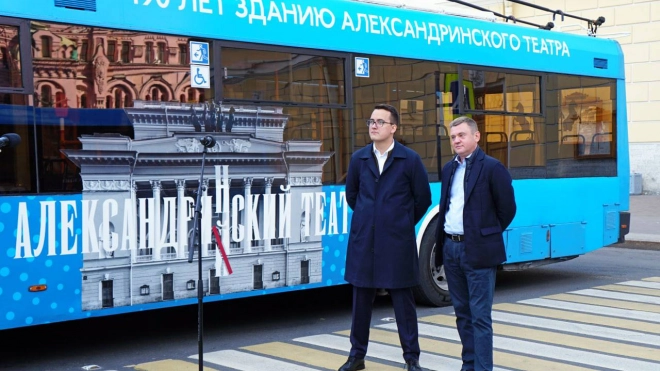 В Петербурге появились автобусы, разукрашенные в честь 190-летия здания Александринского театра