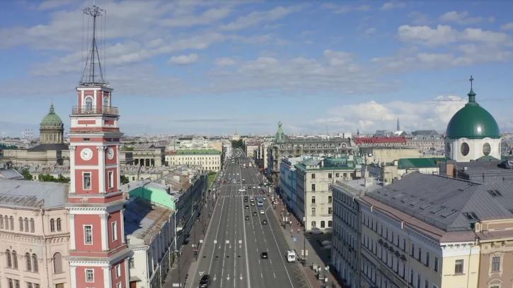 Улицы Петербурга приводят в порядок более 570 единиц техники
