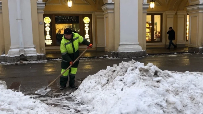 Дефицит дворников все еще наблюдается в Петербурге