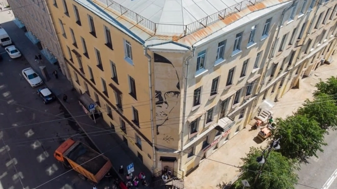 Суд обязал закрасить граффити с Даниилом Хармсом на улице Маяковского