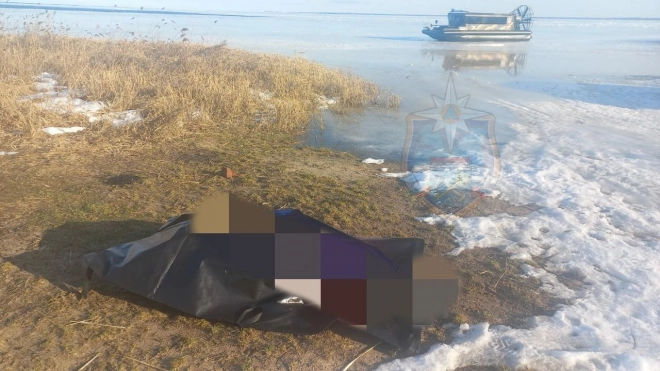 Тело мужчины нашли спасатели на льду Ладожского озера в деревне Ганнибаловка