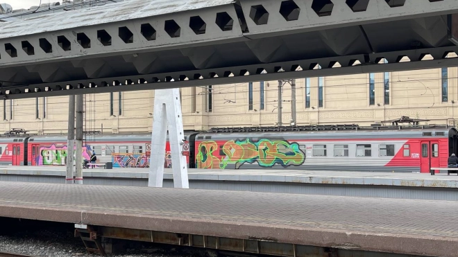 Более 140 составов поездов испорчено граффити за девять месяцев на ОЖД