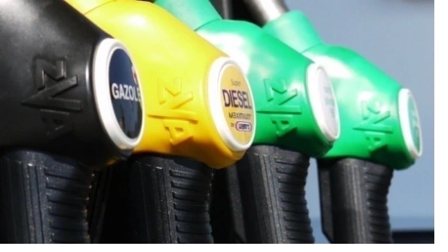 Росстат: бензин за неделю подорожал в среднем на 7 копеек за 1 литр