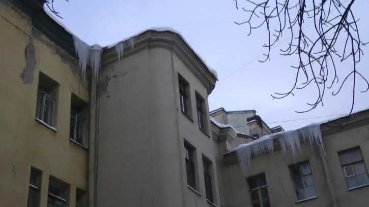 В двух районах Петербурга обнаружили потенциально опасные крыши В двух районах Петербурга обнаружили потенциально опасные крыши