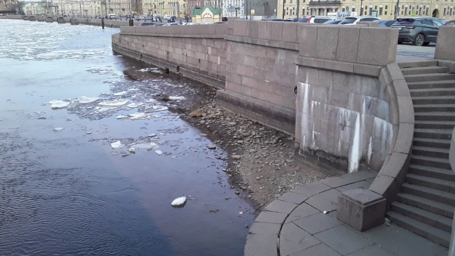 Синоптик рассказал о причине падения уровня воды в Неве