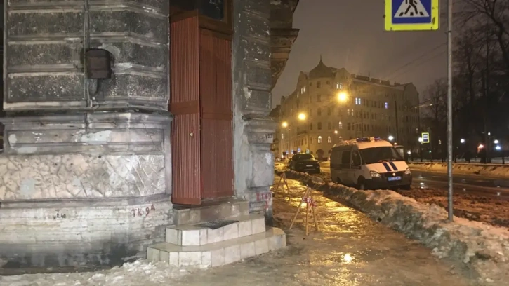 При обрушении фасада в Петербурге пострадали двое полицейских 