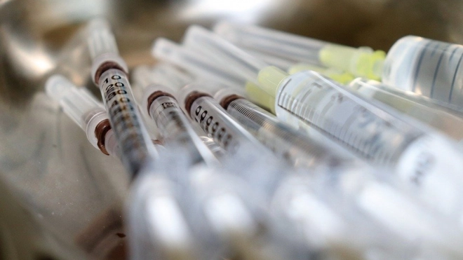 В Петербурге после миллиона прививок от коронавируса не заметили тяжелых осложнений