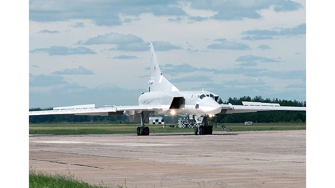 Два Ту-22М3 в сопровождении истребителей пролетели над Черным морем