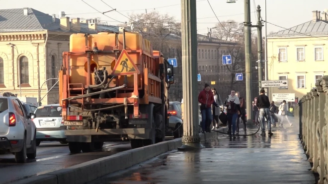 Дождливая погода в Петербурге помогает специализированным службам с уборкой улиц
