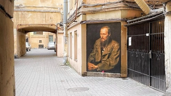 В Петербурге коммунальщики закрасили граффити с Достоевским