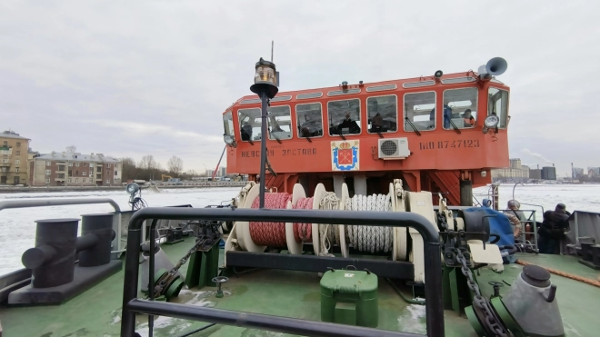Буксир-ледокол "Невская застава" проверил ледовую обстановку на Неве