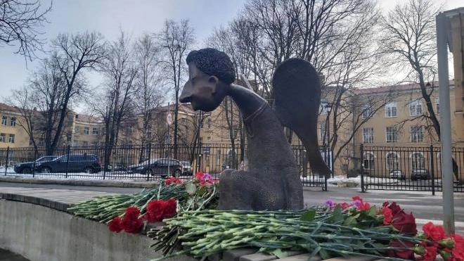 Инициатор памятника погибшим медикам прокомментировала тайное открытие "Печального ангела" с губернатором Петербурга