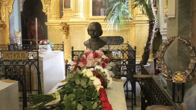 В честь дня рождения Петра Великого в Петропавловском соборе состоялась церемония возложения цветов