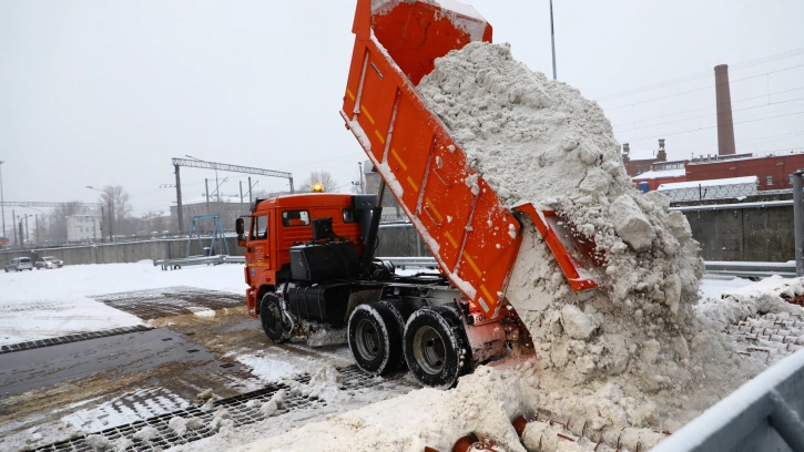 За сутки с улиц Петербурга вывезли более 28 тысяч кубометров снега 