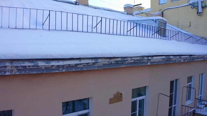 Петербуржцы продолжают жаловаться на неубранный снег в городе