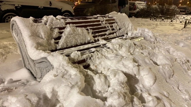 Почти 8 тыс. дворников и 569 машин отчищают Петербург от снегопада