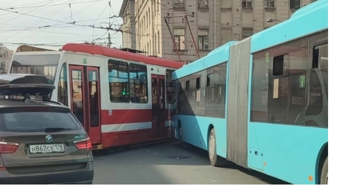 Число аварий с трамваями в Петербурге выросло в 2,3 раза за шесть месяцев