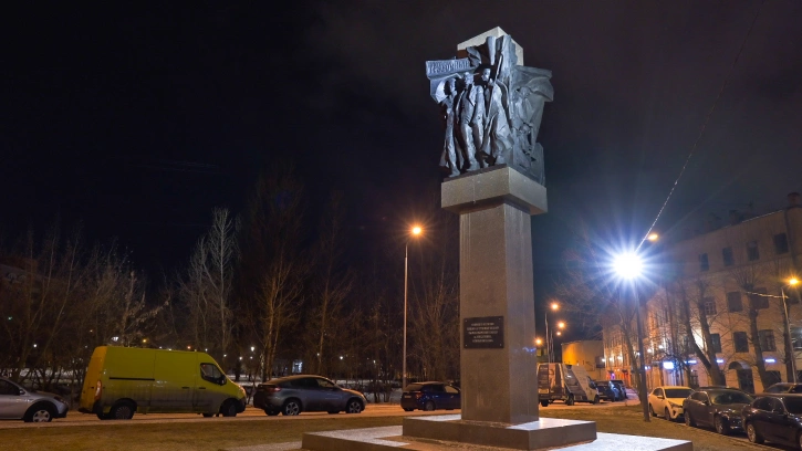 Памятник рабочим завода имени Калинина на Васильевском острове получил подсветку 